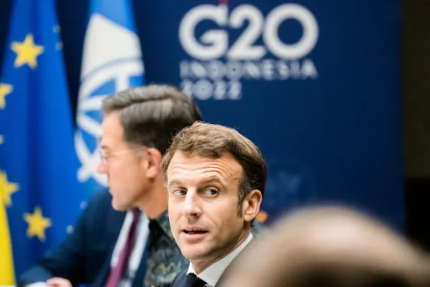 الرئيس الفرنسي إيمانويل ماكرون في حديث جانبي خلال قمة مجموعة العشرين (د.ب.أ)
