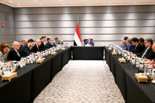 Yemen Başkanlık Konseyi Başkanı Reşad el-Alimi dün Riyad'da bir grup büyükelçiyle bir araya geldi (SABA)