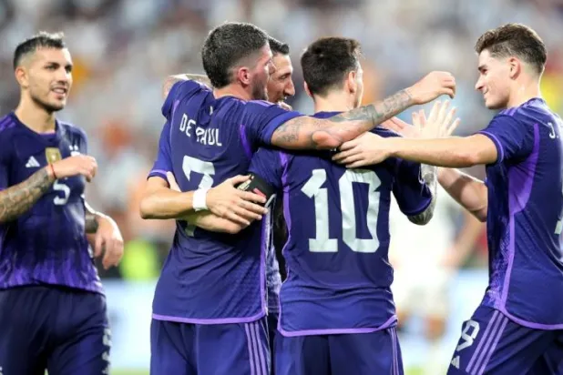 لاعبي الارجنتين يحتفلون بخماسيتهم في الامارات (إ.ب.أ)