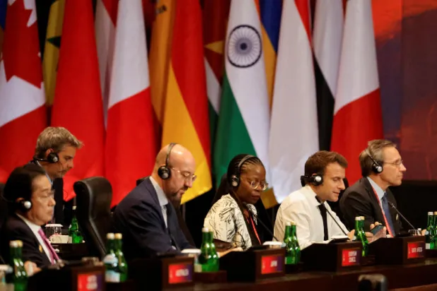 الرئيس الفرنسي إيمانويل ماكرون ووزير الدفاع الأوكراني أوليكسي ريزنيكوف خلال جلسة اليوم (رويترز)