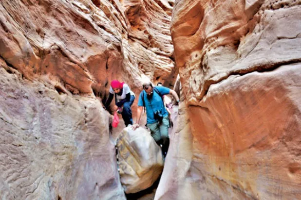 الوادي مغناطيس هواة المغامرة والتسلق (الشرق الأوسط)