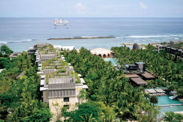 شاطئ نوسا دوا في بالي كما بدا صباح أمس (رويترز)