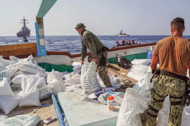 ضبط شحنة المواد الشبه عسكرية على متن سفينة صيد قادمة من إيران باتجاه مناطق الحوثيين (البحرية الأميركية)