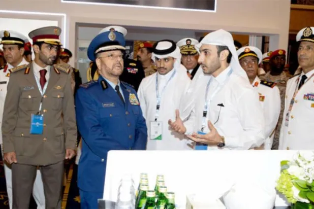 Suudi Arabistan Genelkurmay Başkanı Korgeneral Fayyad bin Hamed er-Ruveyli, forumdaki sergiyi gezerken (Fotoğraf/Adnan Mehdali)