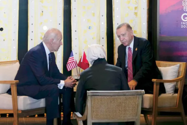 لقاء بايدن وإردوغان على هامش القمة أمس (أ.ب)