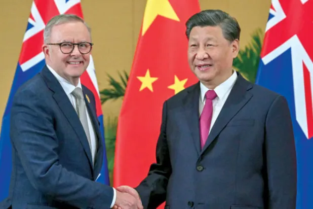 لقاء الرئيس الصيني ورئيس الوزراء الأسترالي على هامش القمة أمس (أ.ب)