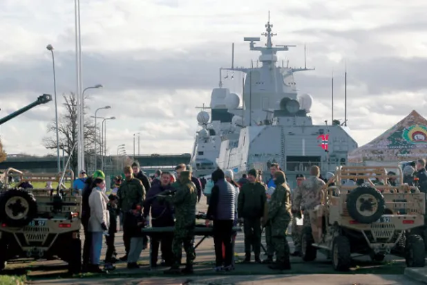 خصصت بريطانيا 4.2 مليار جنيه إسترليني لتعزيز أمنها في مواجهة ازدياد التهديدات الروسية (إ.ب.أ)