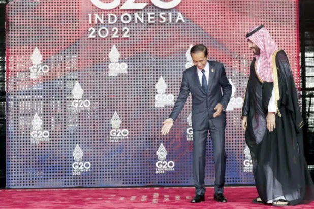 الرئيس الإندونيسي مرحباً بولي العهد السعودي في القمة أمس (إ.ب.أ)