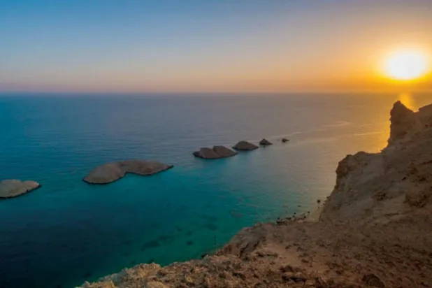 «نيوم» تسابق الزمن في مشاريع الطاقة المتجددة والنظيفة وتجري صفقات كبرى نحو تحقيق أهداف الاستدامة (الشرق الأوسط)