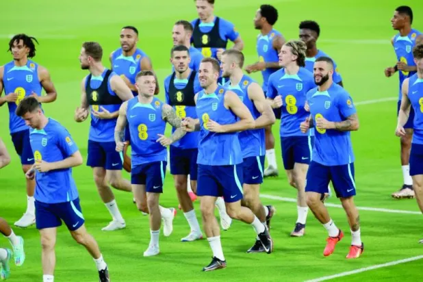 منتخب إنجلترا يتدرب في قطر وتسبقه أحلامه الطموحة (رويترز)