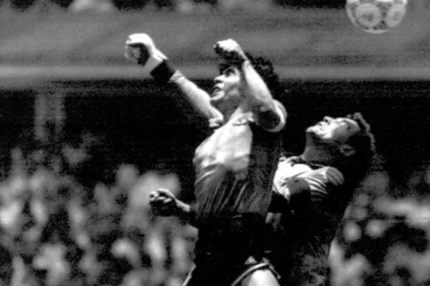 لمس مارادونا الكرة بيده بشكل مثير للجدل (أ.ب)