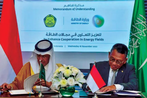وزير الطاقة السعودي ونظيره الإندونيسي خلال توقيع مذكرة التفاهم بين الجانبين (واس)