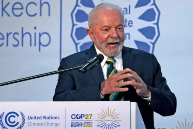 الرئيس البرازيلي لدى إلقائه كلمة مساء الأربعاء أمام قمة المناخ «كوب 27» (أ.ف.ب)