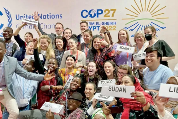 شباب الحركة المناخية الشبابية الدولية يعبرون عن فرحتهم بالحصول على اعتراف رسمي في «كوب27» (تويتر)