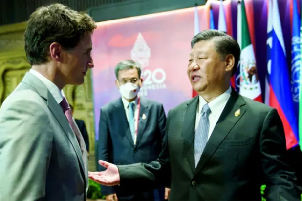 الرئيس الصيني في حديث مع رئيس الوزراء الكندي في بالي (رويترز)