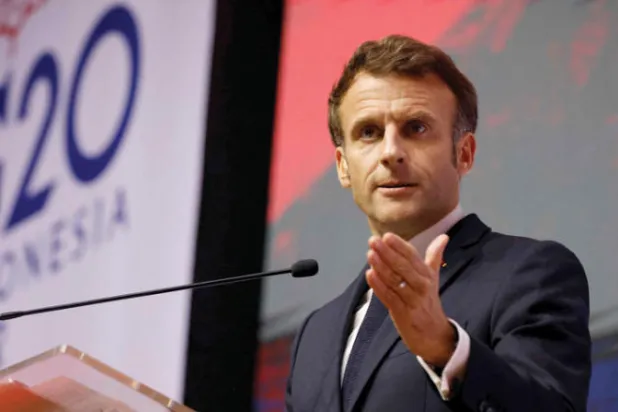 ماكرون خلال مؤتمر صحافي على هامش قمة العشرين في بالي أمس (أ.ف.ب)