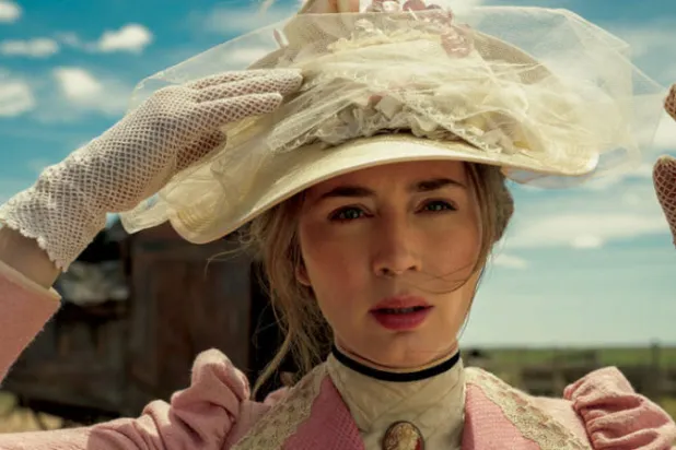 إيميلي بلنت تقوم بدور سيدة إنجليزية تجد نفسها ممزقة داخل براري الغرب الأميركي (آي إم دي بي)