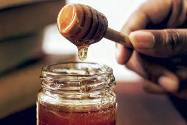 فوائد متعددة للعسل الخام