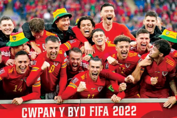 لاعبو ويلز يحتفلون بالتأهل لكأس العالم لأول مرة منذ 1958 (أ.ب)