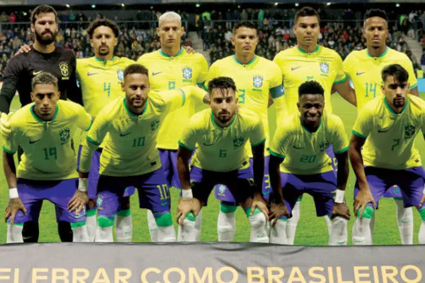 المنتخب البرازيلي يتصدر الترشيحات لانتزاع اللقب في مونديال قطر (رويترز)