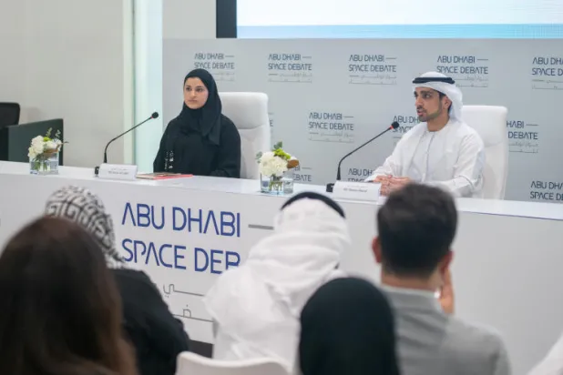 سارة الأميري وعمران شرف خلال المؤتمر الصحافي في أبوظبي اليوم (الشرق الأوسط)