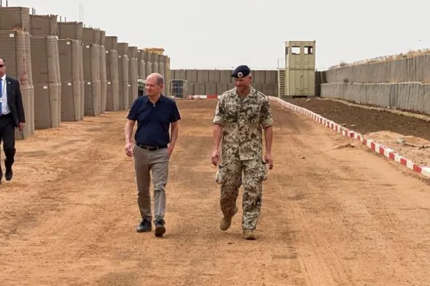 المستشار الألماني أولاف شولتس يتفقد قاعدة للقوات الألمانية في النيجر (أرشيفية - رويترز)