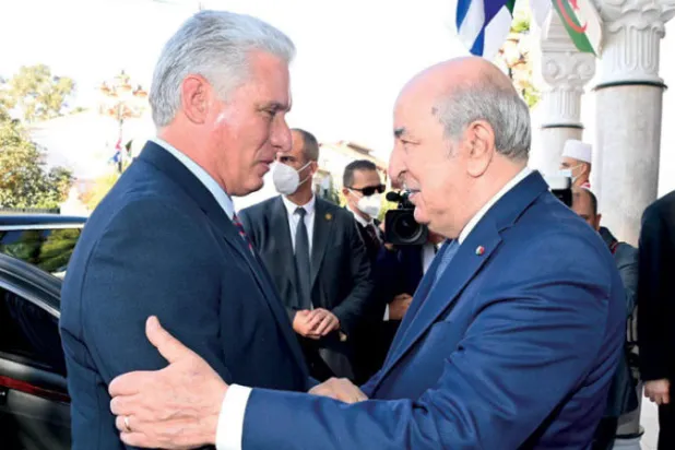 الرئيس عبد المجيد تبون مستقبلاً نظيره الكوبي بالعاصمة الجزائرية أمس (الرئاسة)