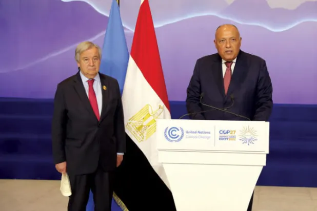 جانب من كلمة سامح شكري ورئيس قمة المناخ «كوب27» وبجواره الأمين العام للأمم المتحدة أنطونيو غوتيريش (الشرق الأوسط)