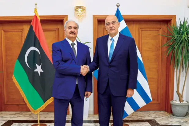 المشير خليفة حفتر مستقبلاً وزير الخارجية اليوناني نيكوس ديندياس (مكتب الإعلام بالقيادة العامة)