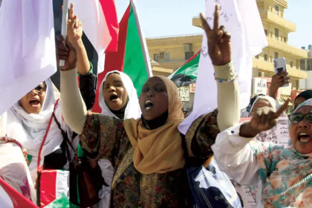 محتجون سودانيون خرجوا أمس إلى الشوارع للمطالبة بالعدالة لمن قتلوا في منطقة الخرطوم بحري (أ.ف.ب)