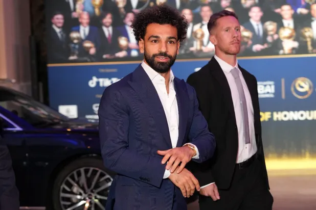 محمد صلاح لدى وصوله إلى دبي «الشرق الأوسط»