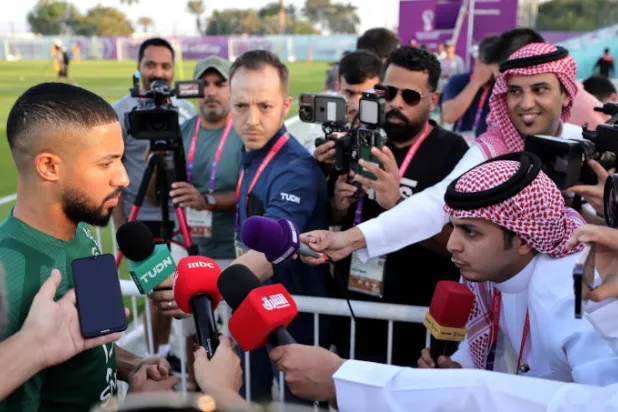 هتان باهبري في مواجهة الإعلام بعد تدريبات الأخضر اليوم في الدوحة (إ.ب.أ)