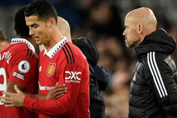 باتت علاقة كريستيانو رونالدو وتن هاغ متوترة جداً (أ.ف.ب)