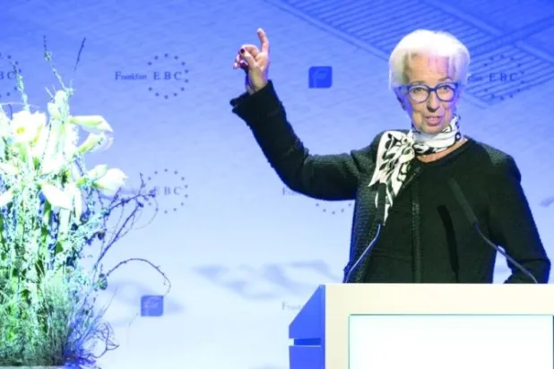 رئيسة البنك المركزي الأوروبي كريستين لاغارد تتحدث خلال مؤتمر مالي في فرانكفورت أمس (د.ب.أ)