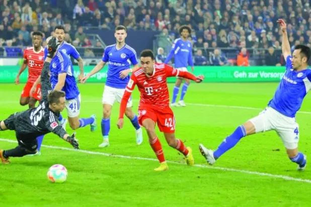 جمال موسيالا (وسط) وتألق متواصل مع بايرن ميونيخ والمنتخب الألماني (إ.ب.أ)