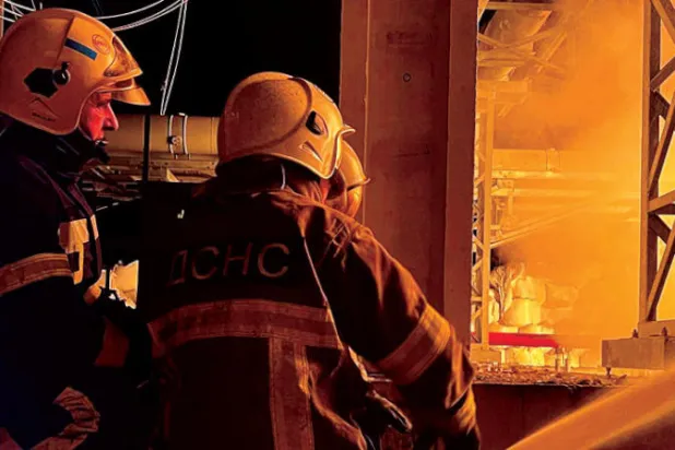 خدمات الطوارئ الأوكرانية تعمل على إخماد النار في إحدى منشآت الطاقة التي استهدفتها الصواريخ الروسية (أ.ف.ب)