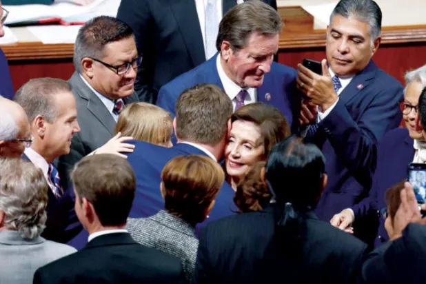 بيلوسي وسط نواب ديمقراطيين في الكابيتول أول من أمس (رويترز)