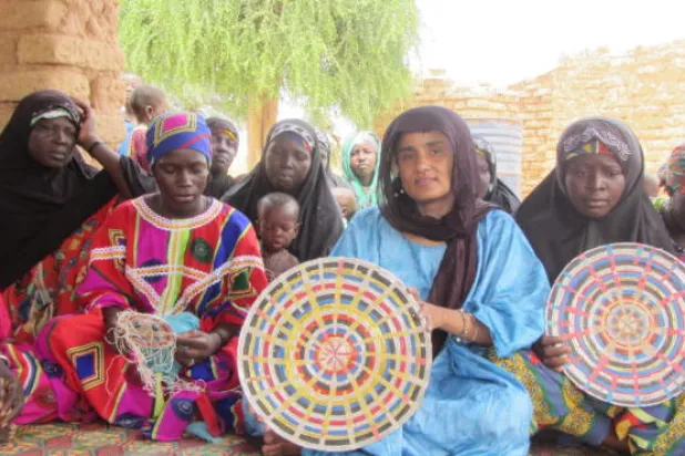 سوده والت أبو بكرين مع مجموعة من النساء في أحد أنشطة جمعية «تين هينان» (جمعية تين هينان)