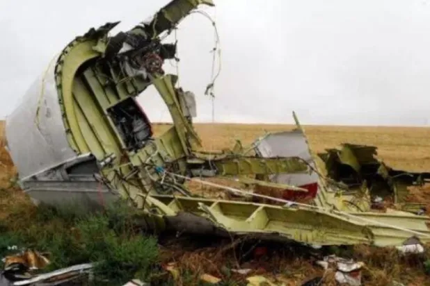حطام الطائرة الماليزية «بوينغ 777» التي تحطمت في أوكرانيا عام 2014 (أ.ف.ب)
