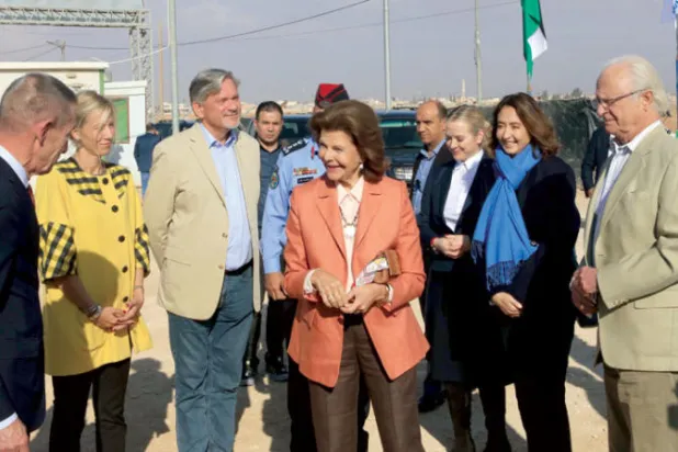 زار الملك كارل السادس عشر غوستاف، ملك مملكة السويد، والملكة سيلفيا، ملكة السويد، الخميس، مخيم الزعتري للاجئين السوريين في الأردن. وذكرت وكالة الأنباء الأردنية «بترا» أن ملك وملكة السويد استمعا إلى إيجاز من إدارة المخيم والمفوضية السامية لشؤون اللاجئين ومنظمة اليونيسف ومنظمة الغذاء العالمية، حول الخدمات المقدَّمة للاجئين، خصوصاً في ملف التعليم وملف الغذاء. كما زارا مدرسة هند بنت عمرو (إ.ب.أ)
