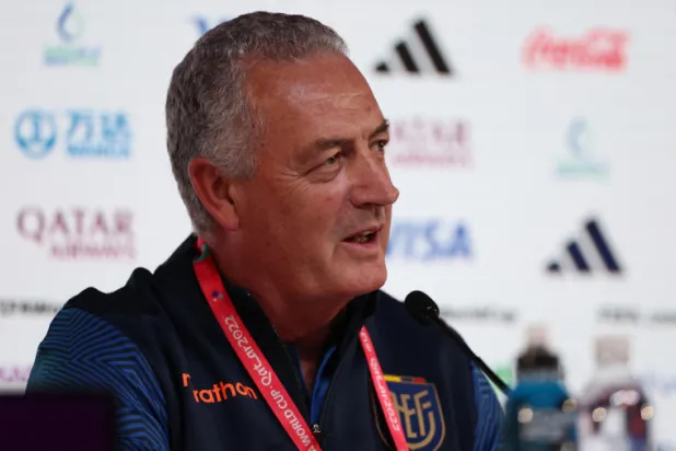 ألفارو مدرب الإكوادور خلال المؤتمر الصحافي اليوم (رويترز)