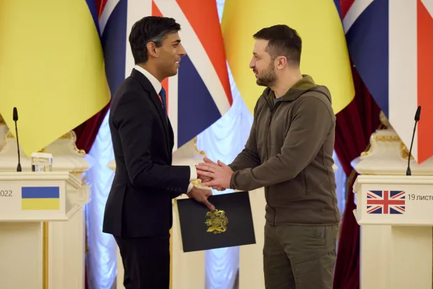 مصافحة بين فولوديمير زيلينسكي وريشي سوناك (إ.ب.أ)