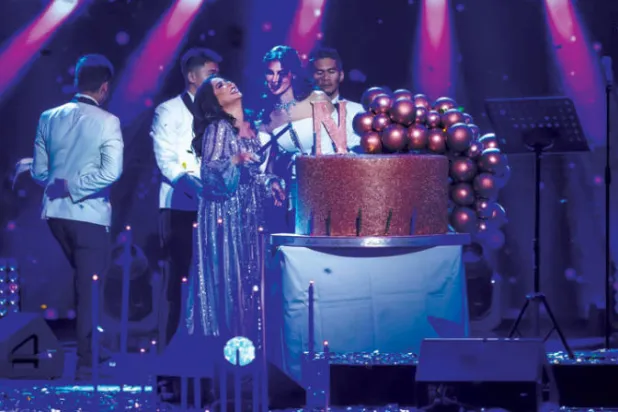 نوال وأميمة طالب تشاركتا كيكة الميلاد والغناء على خشبة المسرح (الشرق الاوسط)