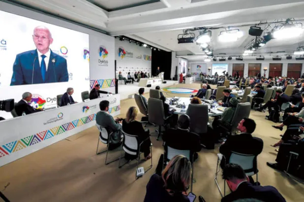 الرئيس التونسي قيس سعيد يتحدث خلال القمة الفرانكفونية في مدينة جربة التونسية أمس (إ.ب.أ)