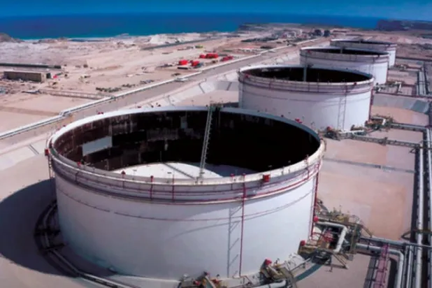 صهاريج نفط في طور الإنشاء بحقل عماني (وكالة الأنباء العمانية)