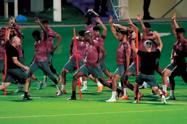 لاعبو المنتخب القطري جاهزون لمواجهة الافتتاح أمام الإكوادور اليوم (أ.ب)
