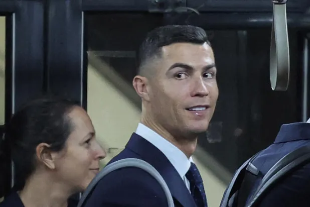 رونالدو لحظة وصول منتخب البرتغال لمطار الدوحة (أ.ف.ب)