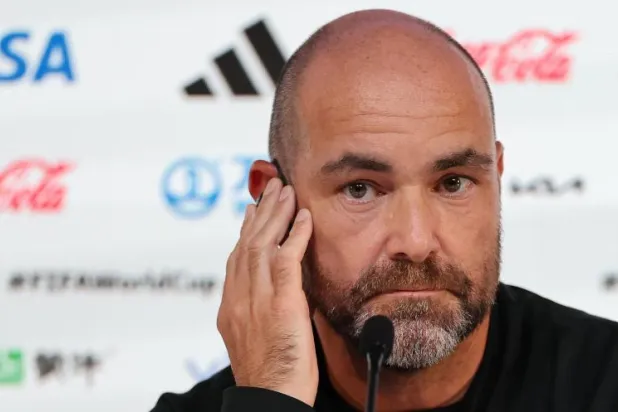 سانشيز يتحدث لوسائل الإعلام قبيل مباراة الافتتاح (أ.ف.ب)