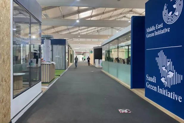 المشاركون في المؤتمر يلملمون أوراقهم استعداداً للرحيل بعد أسبوعين من المفاوضات «الصعبة» (الشرق الأوسط)