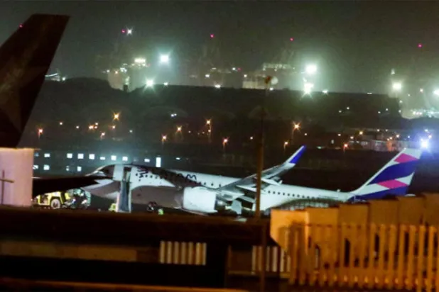 طائرة «إيرباص» التي تعرضت لحادث الاصطدام (رويترز)